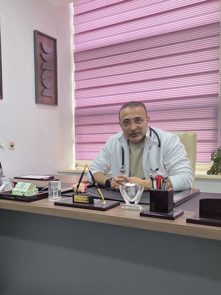 Dr. Elnur Həsənov — iş otağında
